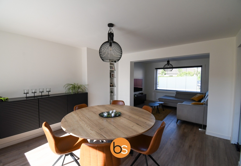 Gerenoveerde rijwoning met uitweg achteraan in rustige woonwijk