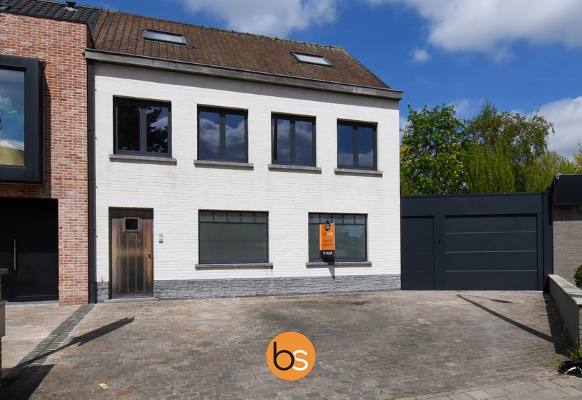 Zeer ruim gelijkvloers appartement met 2 slaapkamers en 2 ruime terrassen