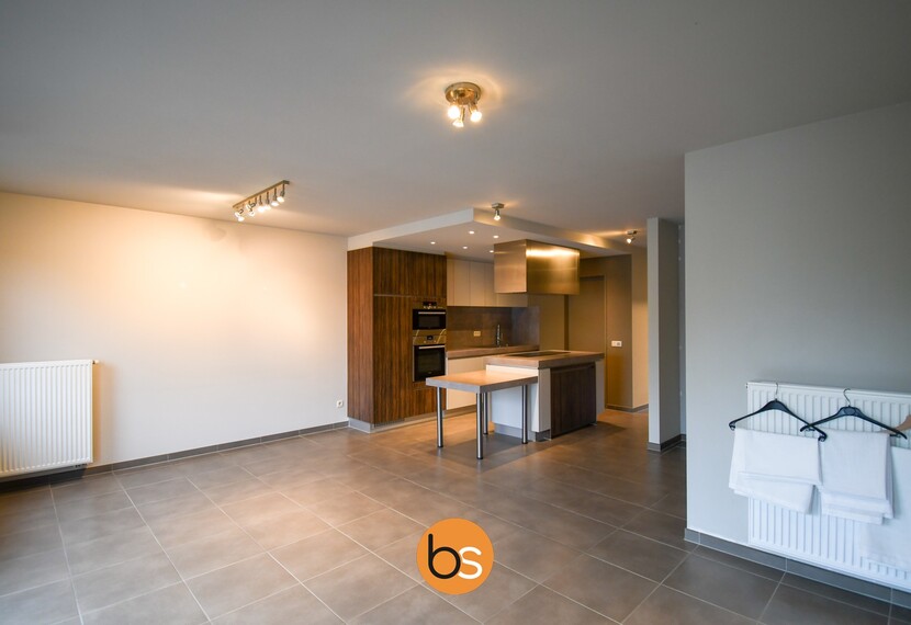 Recent appartement met twee slaapkamers en private autostandplaats