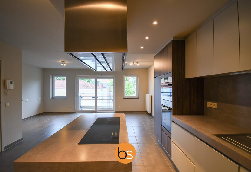 Recent appartement met twee slaapkamers en private autostandplaats