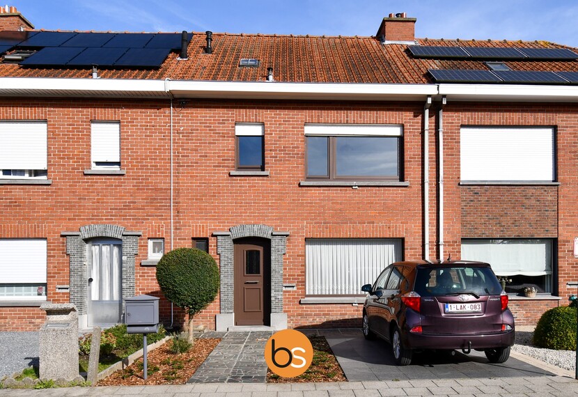 Rijwoning met garage en uitweg achteraan