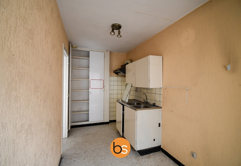 Te renoveren appartement te koop!