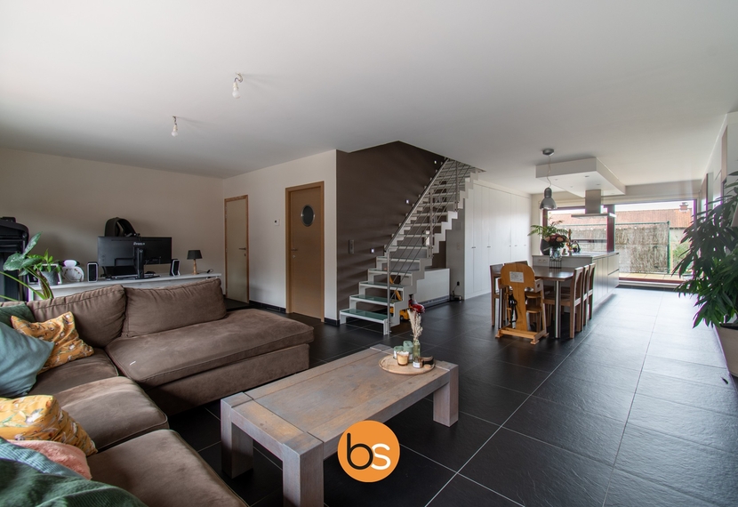 Ruim duplex appartement op centrale ligging in Sint-Eloois-Winkel