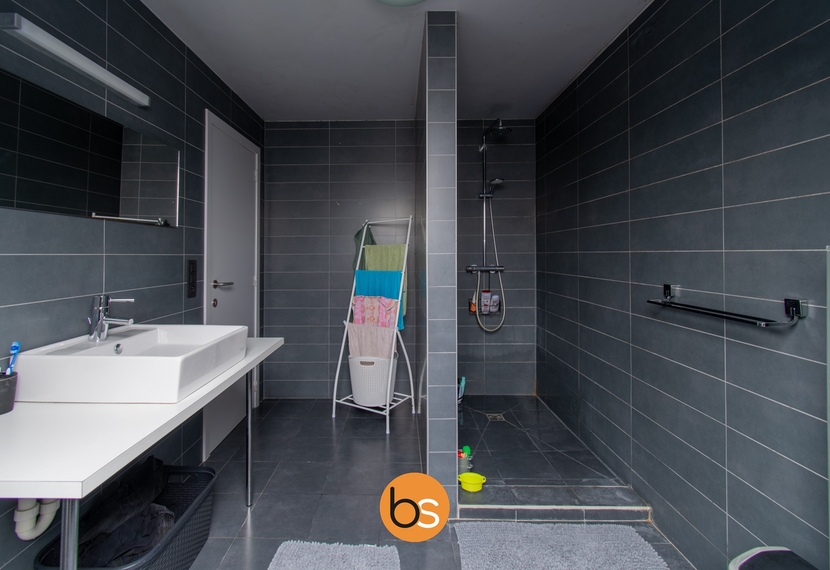 Ruim duplex appartement op centrale ligging in Sint-Eloois-Winkel