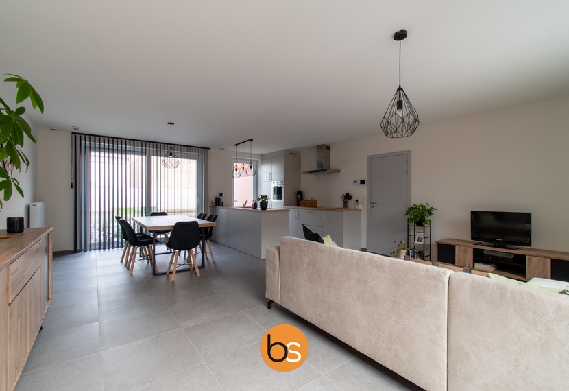 Gelijkvloers appartement met 2 ruime slaapkamers, 2 terrassen en een inpandige garage