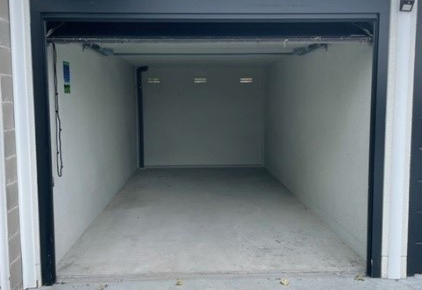 Nieuwbouwgarage in het centrum van Sint-Eloois-Winkel
