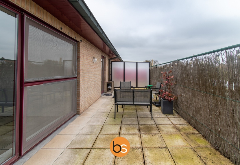 Ruim duplex appartement op centrale ligging in Sint-Eloois-Winkel