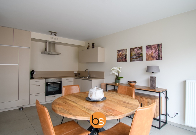 Recent éénslaapkamerappartement in het hartje van Sint-Eloois-Winkel