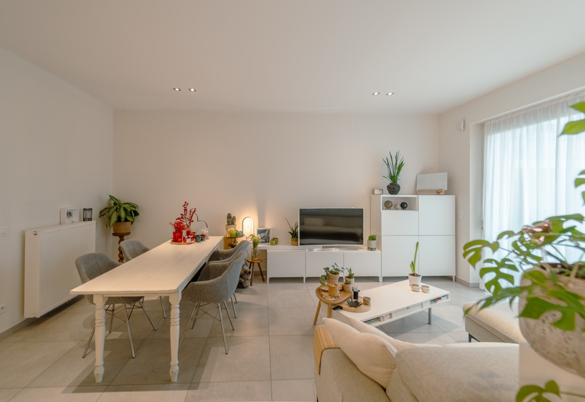 Ruim en energiezuinig gelijkvloers appartement met tuin en zuidgericht terras in Sint-Eloois-Winkel