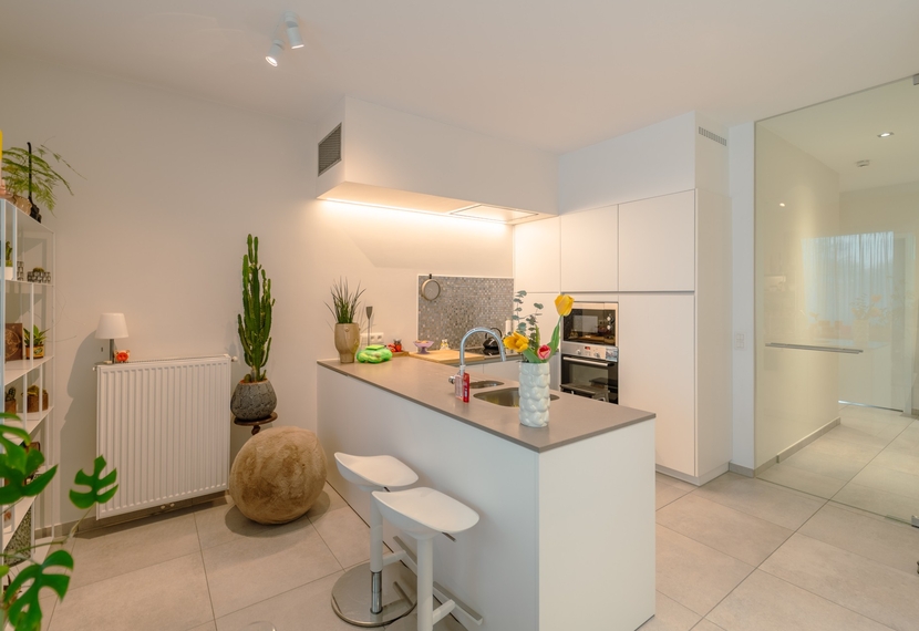 Ruim en energiezuinig gelijkvloers appartement met tuin en zuidgericht terras in Sint-Eloois-Winkel