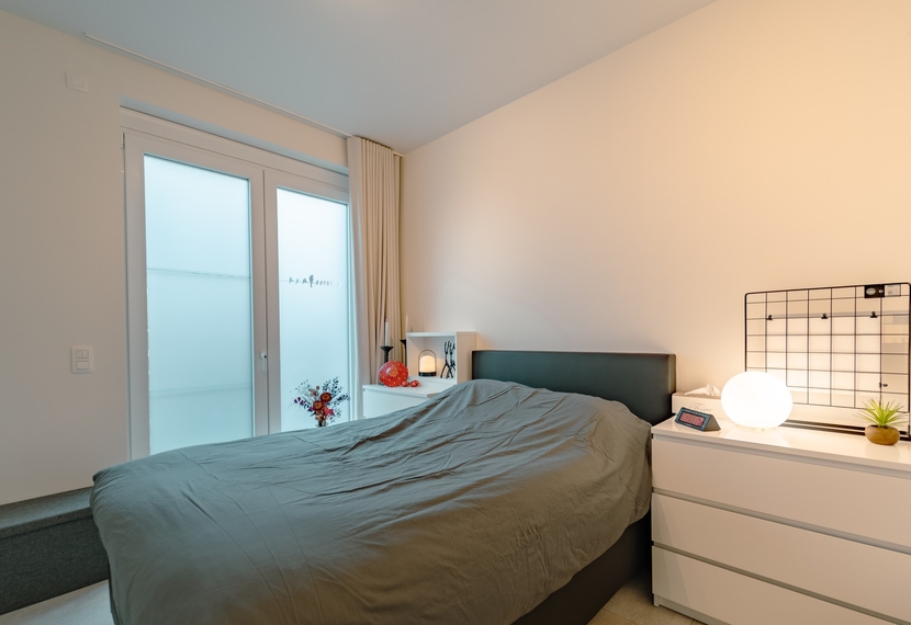 Ruim en energiezuinig gelijkvloers appartement met tuin en zuidgericht terras in Sint-Eloois-Winkel