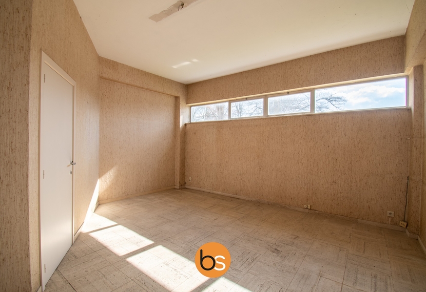 Ruim appartement met renovatiepotentieel in het hart van Deerlijk