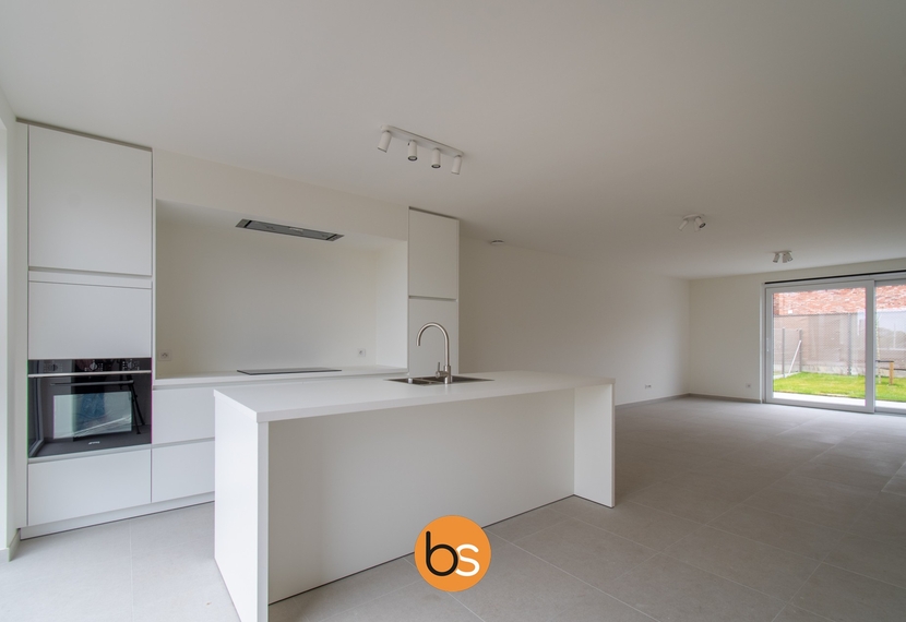 Ruime, lichtrijke rijwoning in een rustige nieuwbouwverkaveling