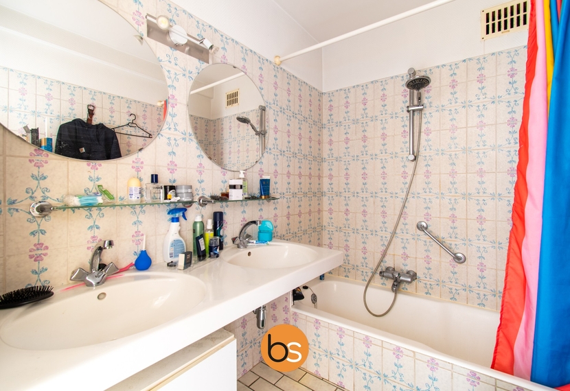 Lichtrijk appartement met 2 slaapkamers en ondergrondse autostandplaats