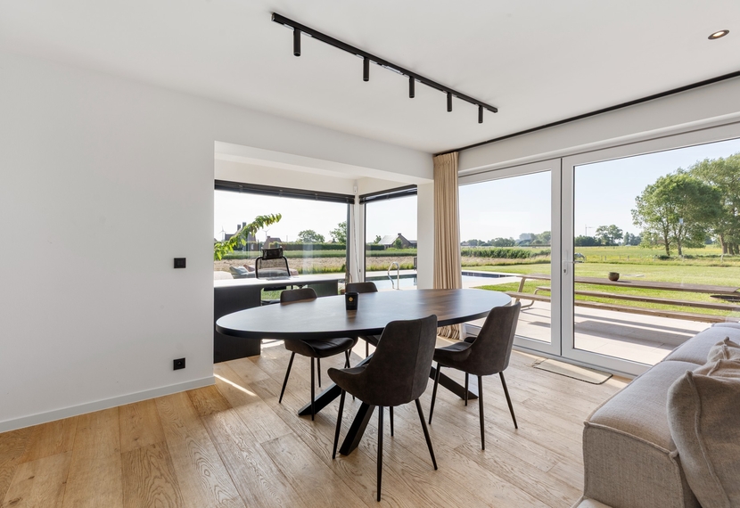 Moderne woning met zwembad, Pool house/ Home office en prachtig uitzicht – te huur in Roeselare (Moorseelsesteenweg 179C)