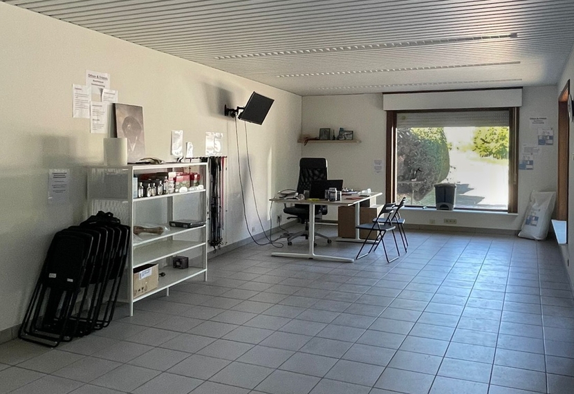 Polyvalente ruimte met bureau en ruime parking