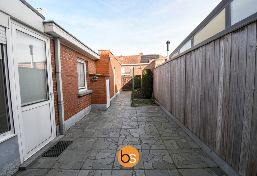 Rijwoning met garage en uitweg achteraan