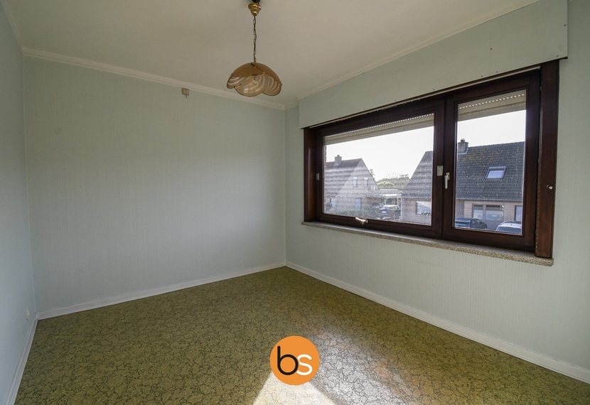 Rijwoning met garage en uitweg achteraan