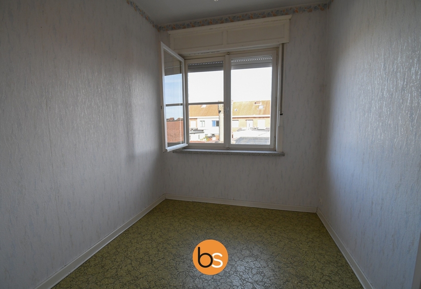 Rijwoning met garage en uitweg achteraan