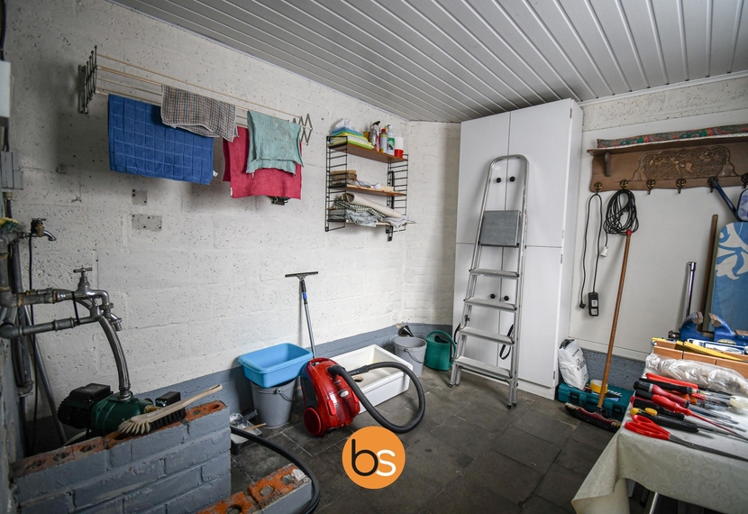 Rijwoning met garage en uitweg achteraan