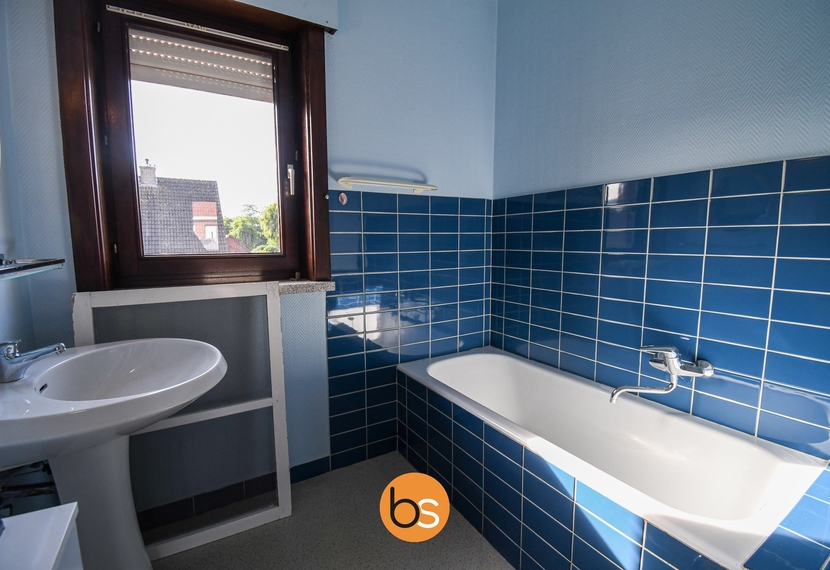 Rijwoning met garage en uitweg achteraan