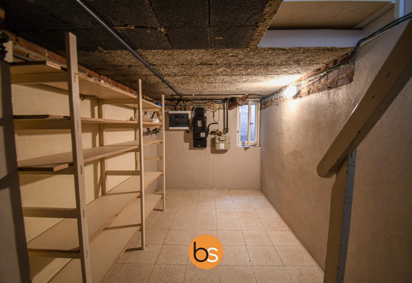 Rijwoning met garage en uitweg achteraan