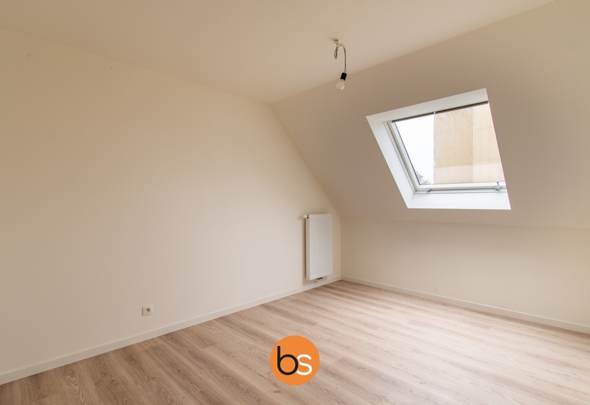 Zeer ruime nieuwbouwwoning met 3 ruime slaapkamers, garage en uitweg achteraan