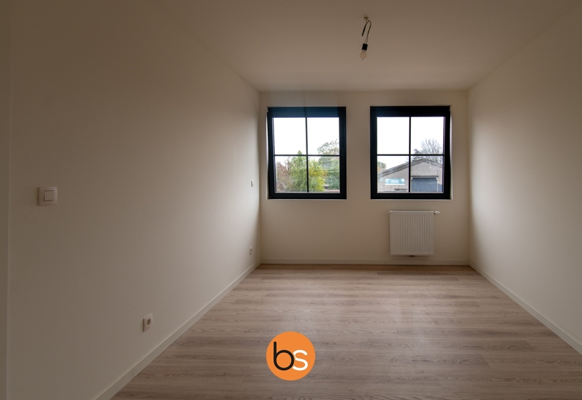 Zeer ruime nieuwbouwwoning met 3 ruime slaapkamers, garage en uitweg achteraan