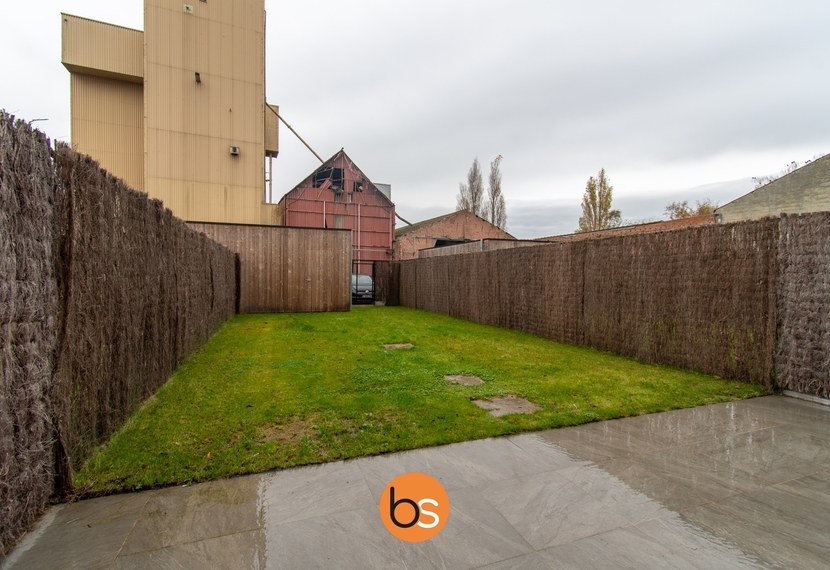 Zeer ruime nieuwbouwwoning met 3 ruime slaapkamers, garage en uitweg achteraan