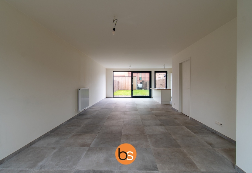 Zeer ruime nieuwbouwwoning met 3 ruime slaapkamers, garage en uitweg achteraan