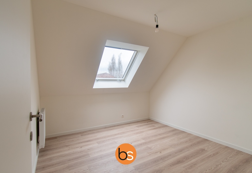 Zeer ruime nieuwbouwwoning met 3 ruime slaapkamers, garage en uitweg achteraan