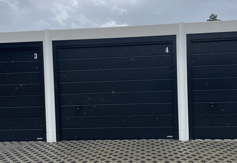 Prefab garage in het centrum van Sint-Eloois-Winkel