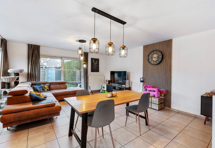 Halfopen woning met zuidwestgerichte tuin in doodlopende straat nabij het centrum van Dadizele