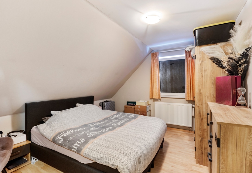 Halfopen woning met zuidwestgerichte tuin in doodlopende straat nabij het centrum van Dadizele