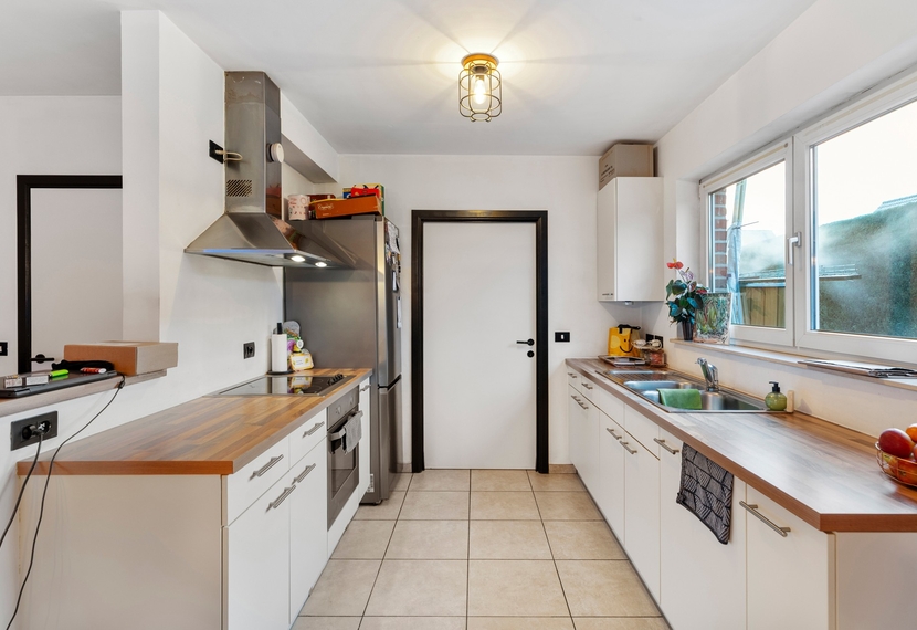 Halfopen woning met zuidwestgerichte tuin in doodlopende straat nabij het centrum van Dadizele