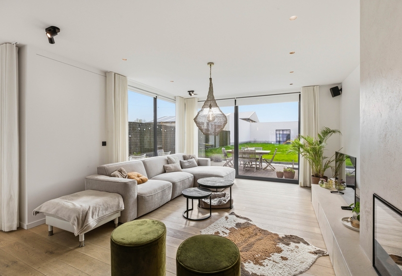 Schoolstraat 29, 8880 Rollegem-Kapelle (Ledegem) — Prachtig gerenoveerde woning met loods op 482 m²