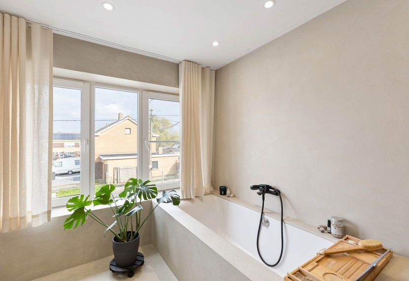 Schoolstraat 29, 8880 Rollegem-Kapelle (Ledegem) — Prachtig gerenoveerde woning met loods op 482 m²