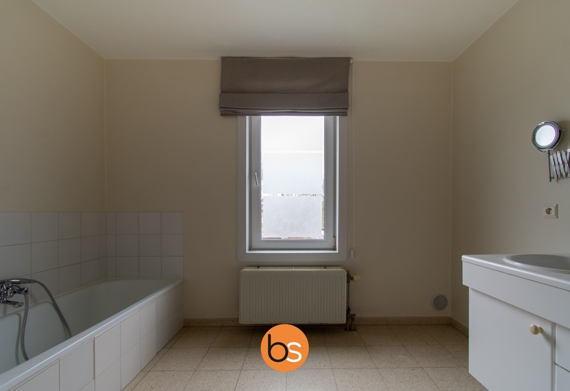 Zeer ruim appartement met 2 slaapkamers, groot terras en garage in Izegem