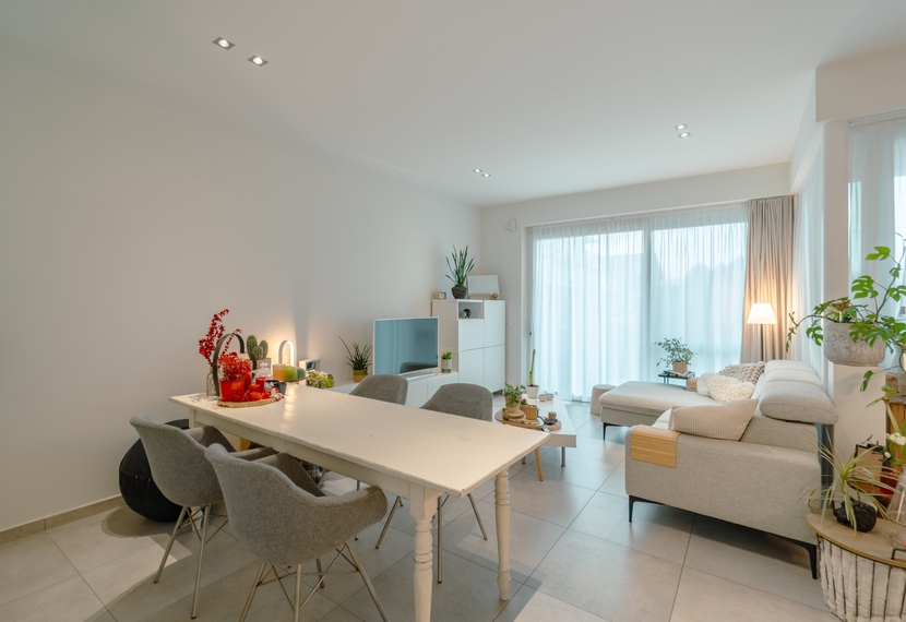 Ruim en energiezuinig gelijkvloers appartement met tuin en zuidgericht terras in Sint-Eloois-Winkel