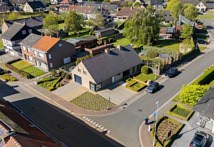 Ruime gezinswoning met polyvalente ruimte op hoekperceel