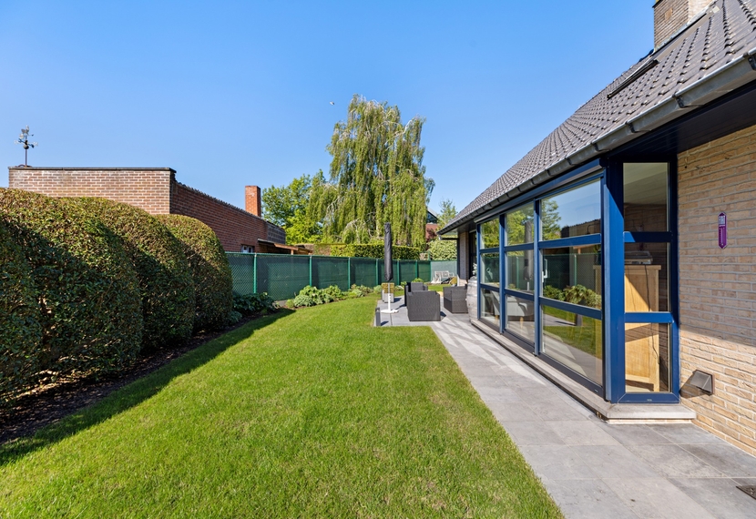 Ruime gezinswoning met polyvalente ruimte op hoekperceel