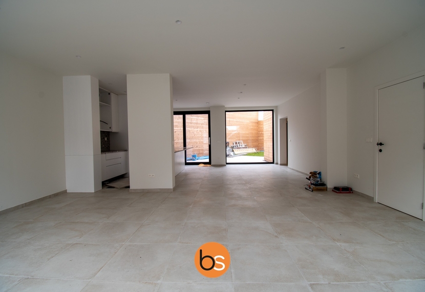 Handelspand met woonst te huur op centrale ligging in Sint-Eloois-Winkel