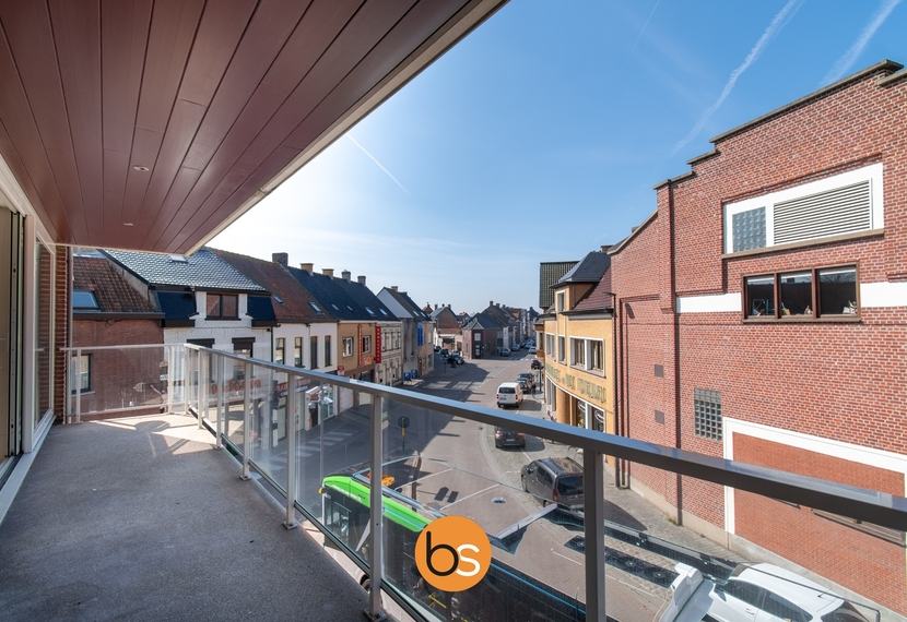 Ruim, lichtrijk appartement met 2 slaapkamers en garage nabij de Grote Markt te Roeselare