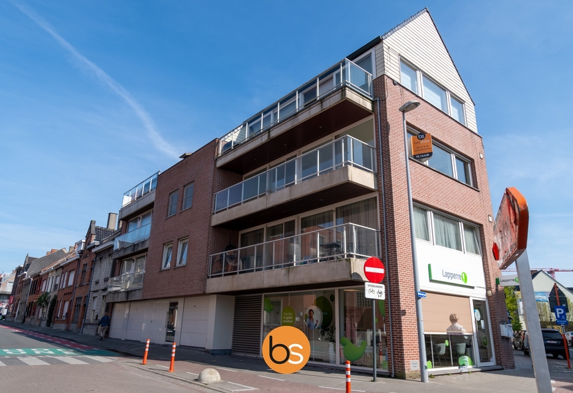 Ruim, lichtrijk appartement met 2 slaapkamers en garage nabij de Grote Markt te Roeselare