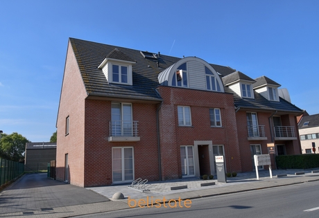 Duplex appartement met twee slaapkamers en autostandplaats nabij het centrum
