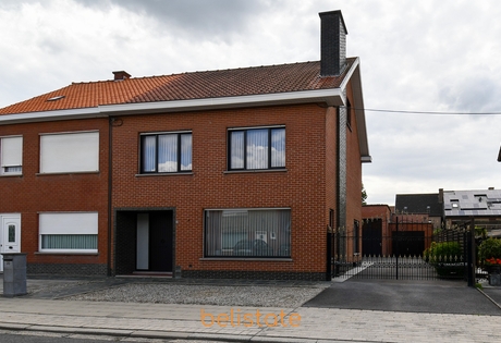 Ruime halfopen bebouwing met achterliggende loods in rustige woonwijk