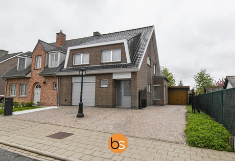 Ruime, halfopen bebouwing met zonnige tuin op wandelafstand van het centrum
