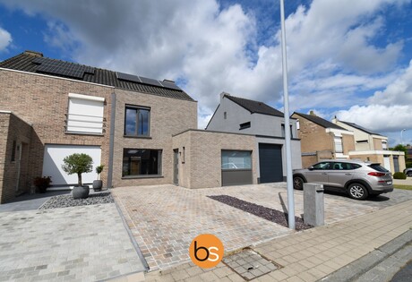 Ruime, centraal gelegen woning met 3 slaapkamers, bureel en ingerichte zolder