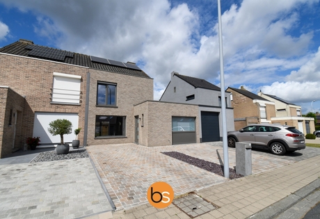 Ruime, centraal gelegen woning met 3 slaapkamers, bureel en ingerichte zolder