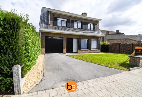 Centraal gelegen open bebouwing met 4 slaapkamers en tuin